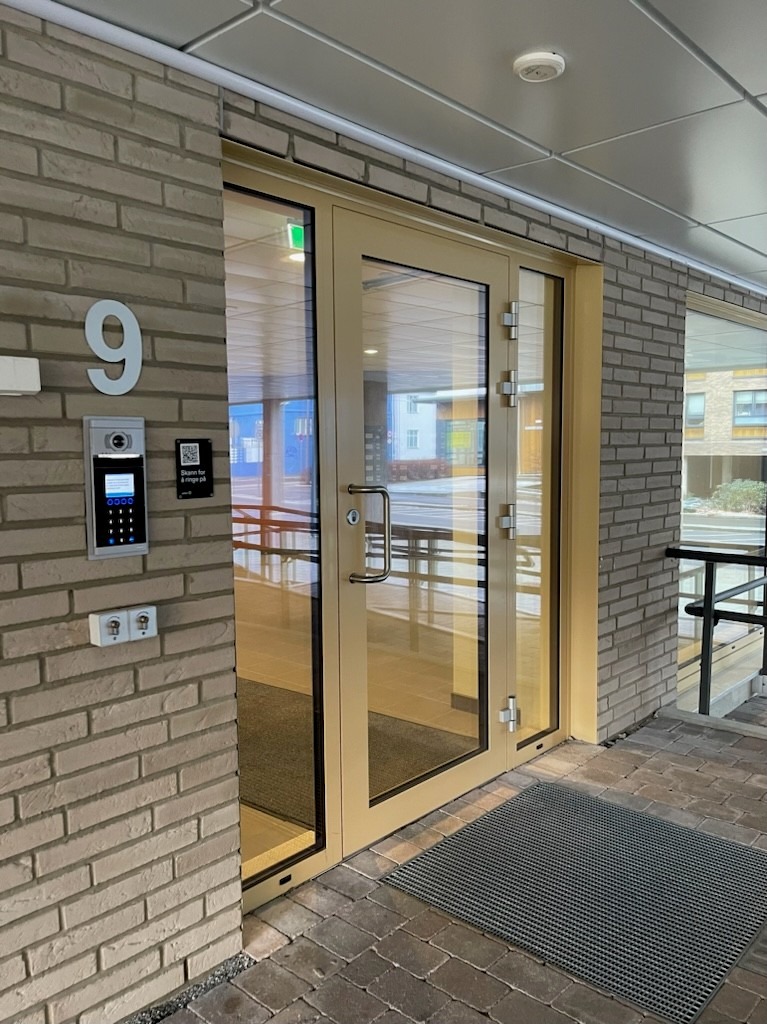 Inngangsdør til bygget